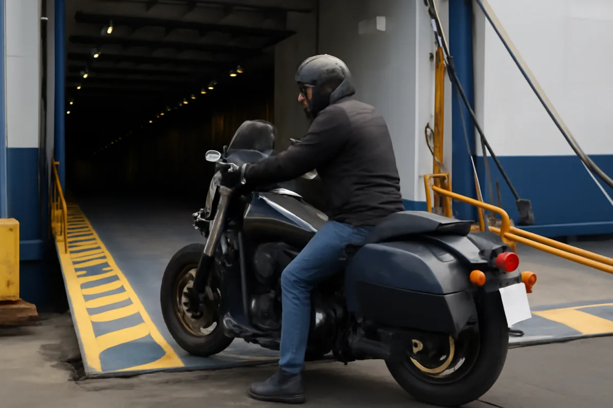 Come si imbarca la moto sui traghetti? Le regole che pochi rispettano