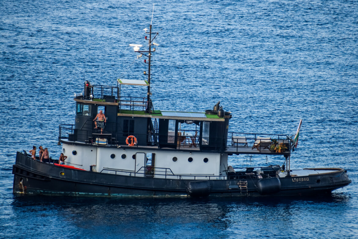 Lo yacht Strong si ferma nella rada dell’isola di Capraia