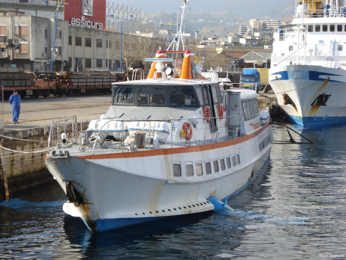 L’aliscafo Diomedea prende fuoco nel porto di Napoli durante le operazioni di demolizione