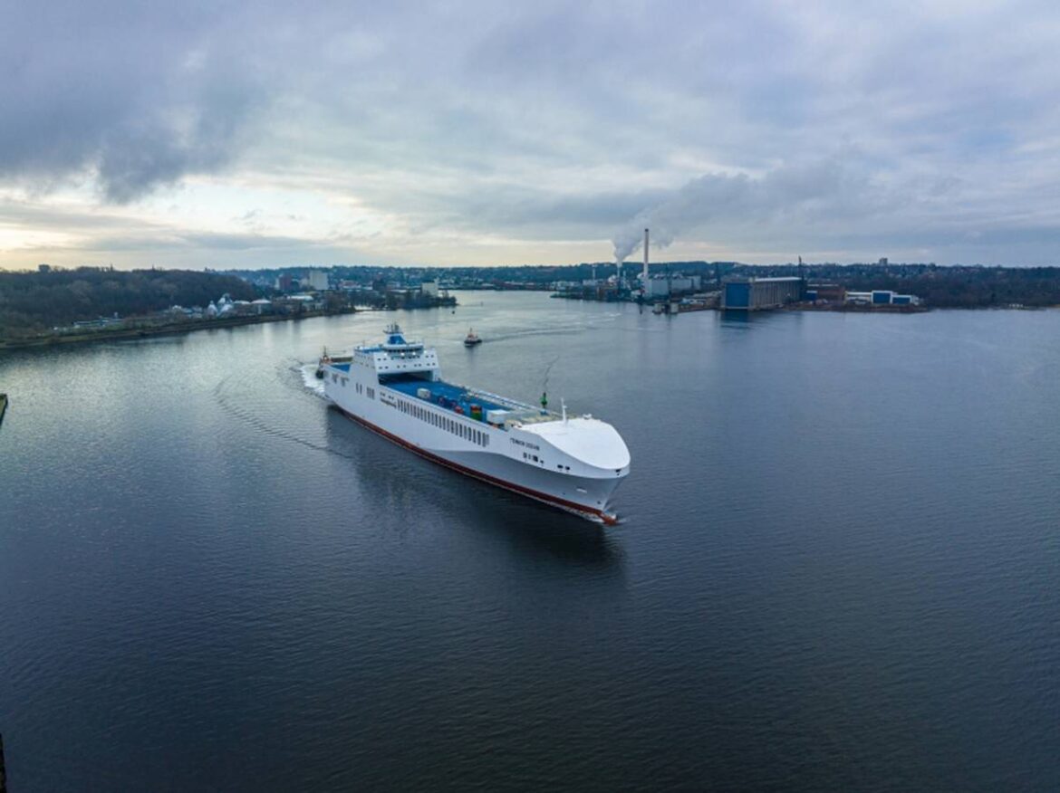 Il traghetto merci Tennor Ocean lascia il cantiere navale FSG di Flensburg