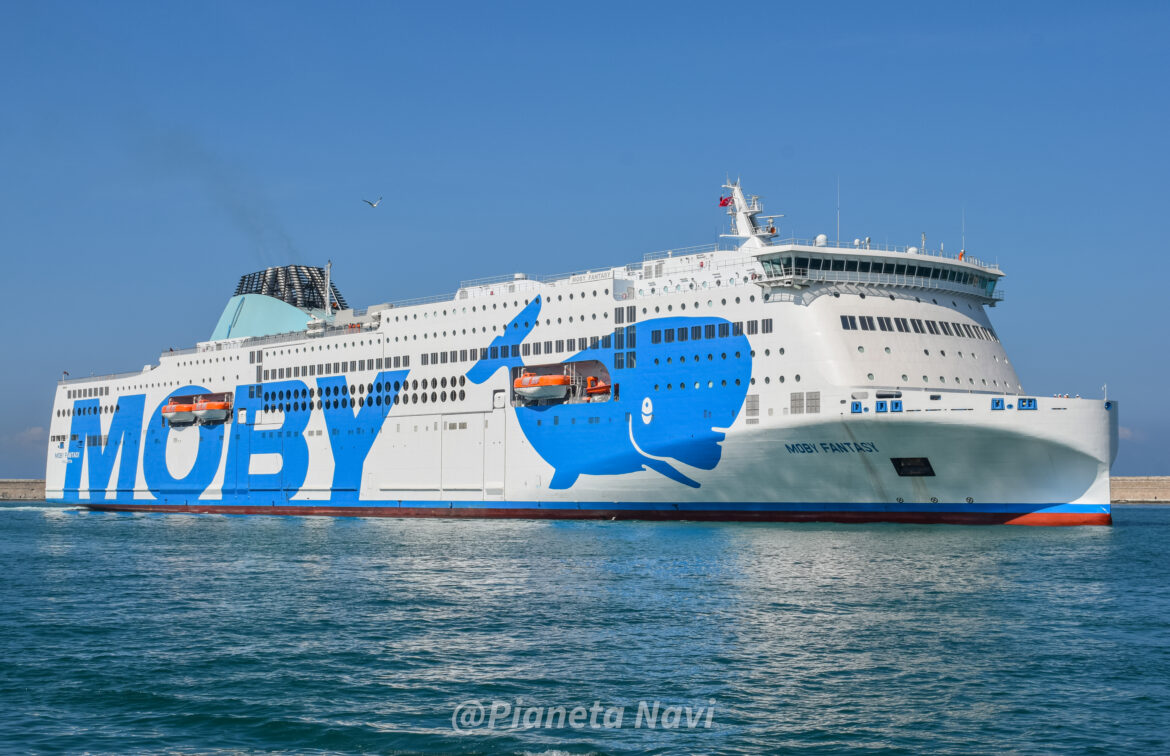 La nuova ammiraglia da record Moby Fantasy fa il suo ingresso nel porto di Livorno